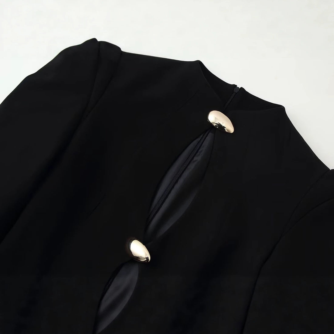 Damen Kurzes Etuikleid mit Cut-Out, betonter Schulterpartie und Zierknöpfen Echo Archiv