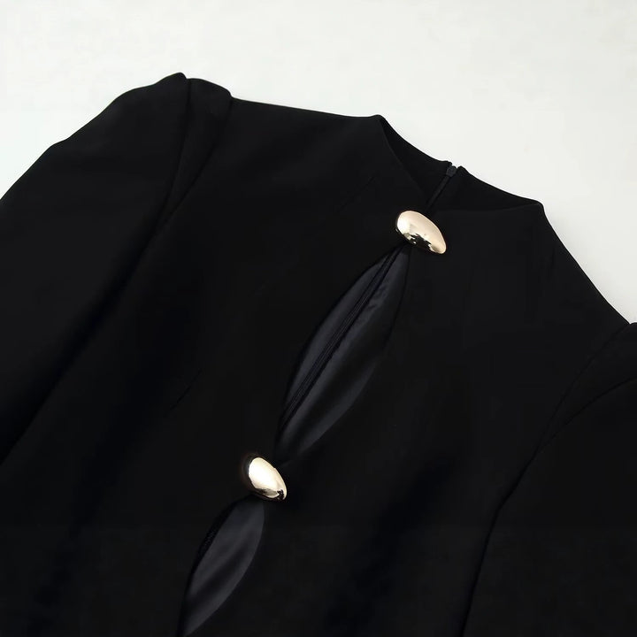 Damen Kurzes Etuikleid mit Cut-Out, betonter Schulterpartie und Zierknöpfen Echo Archiv