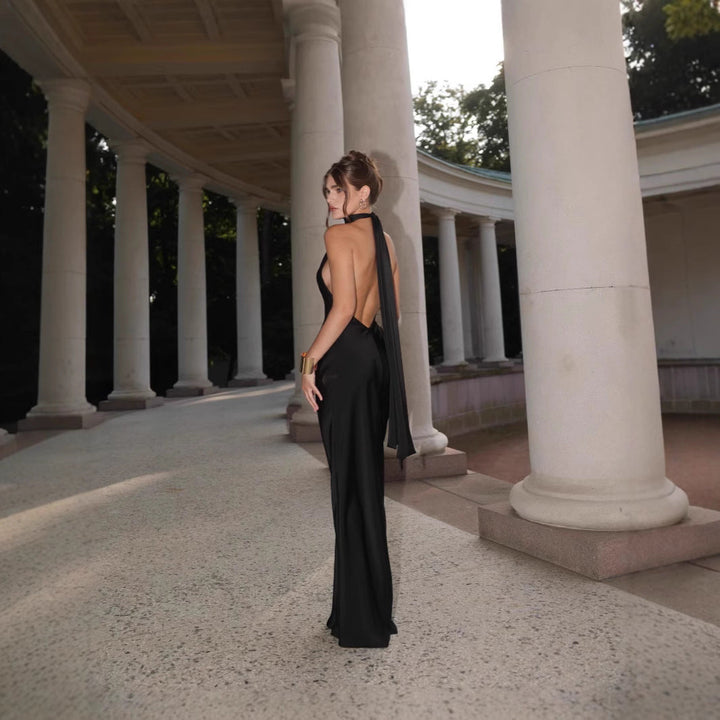 Damen Abendkleid mit elegantem Rückenausschnitt und fließendem Stoff Echoarchiv