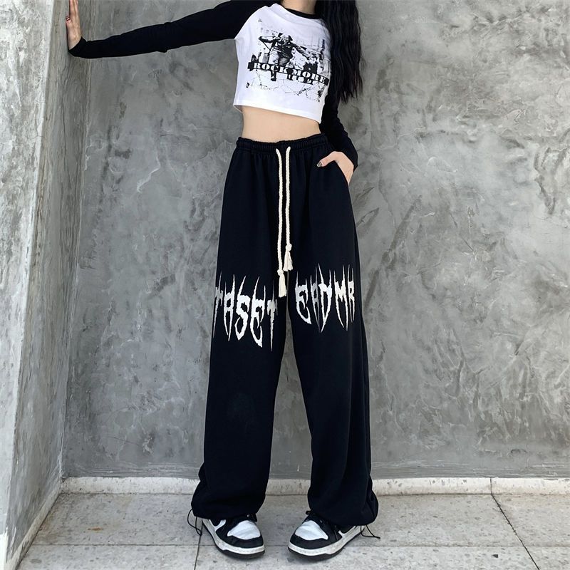 Damen weite Oversize-Sweatpants mit Kordelzug und Gothic-Print – Avérine