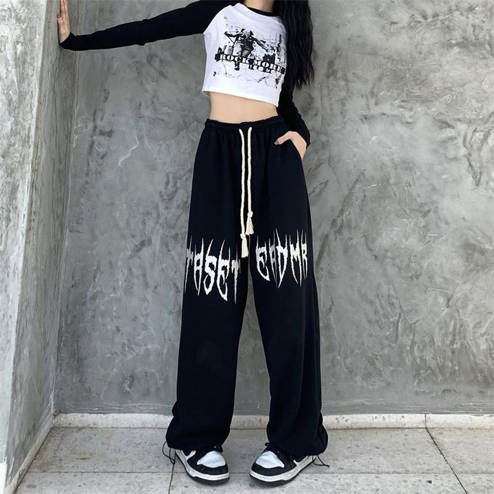 Damen weite Oversize-Sweatpants mit Kordelzug und Gothic-Print – Avérine