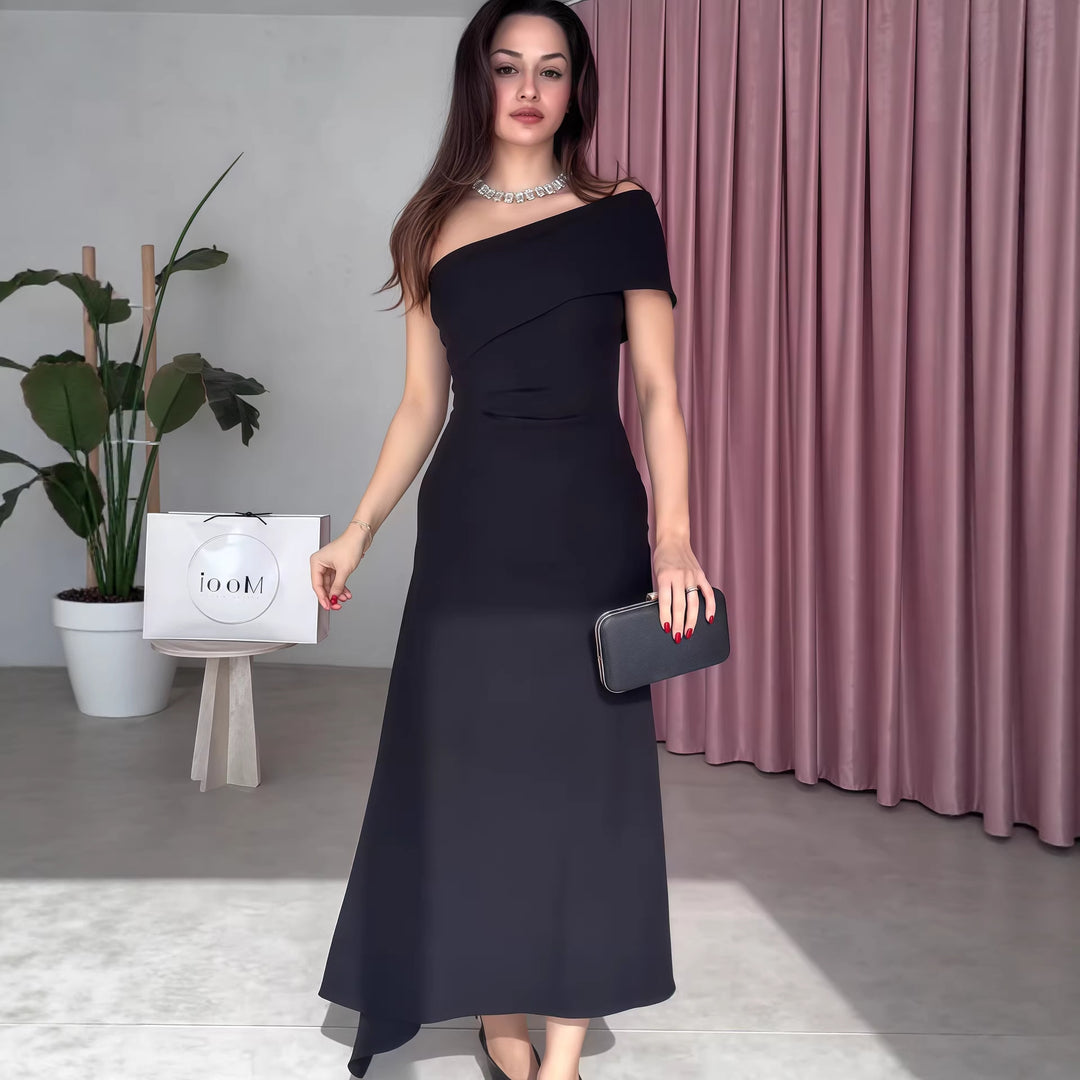 Damen Elegantes Maxikleid mit asymmetrischem Ausschnitt und raffiniertem Träger Echo Archiv