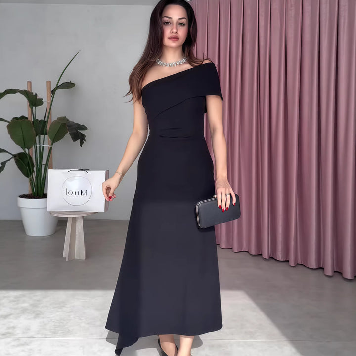 Damen Elegantes Maxikleid mit asymmetrischem Ausschnitt und raffiniertem Träger Echo Archiv