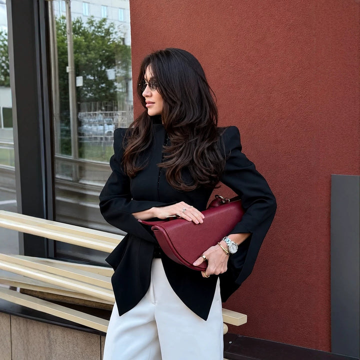Damen Taillierter Blazer mit betonter Schulterpartie, asymmetrischem Schößchen und Schlitzärmeln Echo Archiv