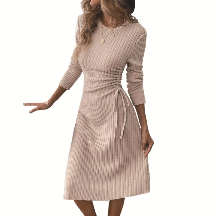 Damen geripptes Midikleid mit seitlicher Tunnelzugraffung taillierter Passform und eingesetztem Rundhals – Élara