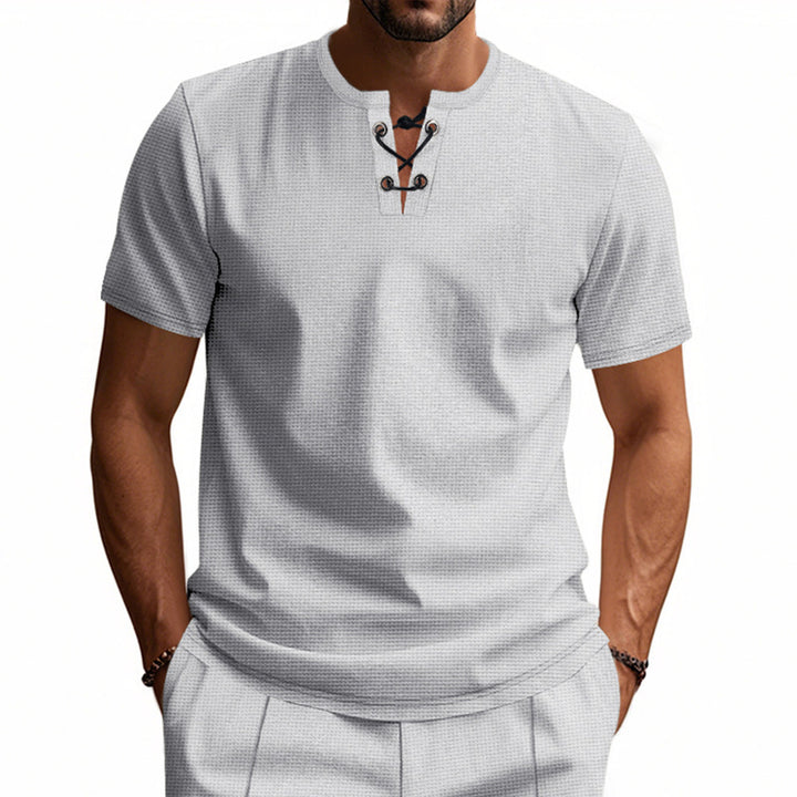 Herren Kurzarm-Henley-Shirt mit dezenten Knopfdetails und strukturierter Oberfläche Echoarchiv