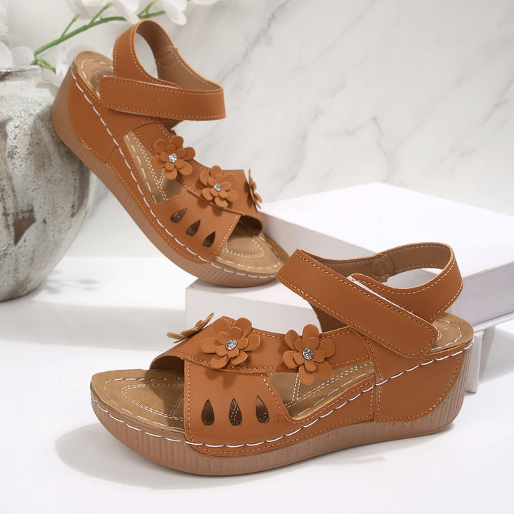 Damen Komfort-Wedgesandalen mit verstellbarem Klettverschluss und Blütenapplikation – Sorelia