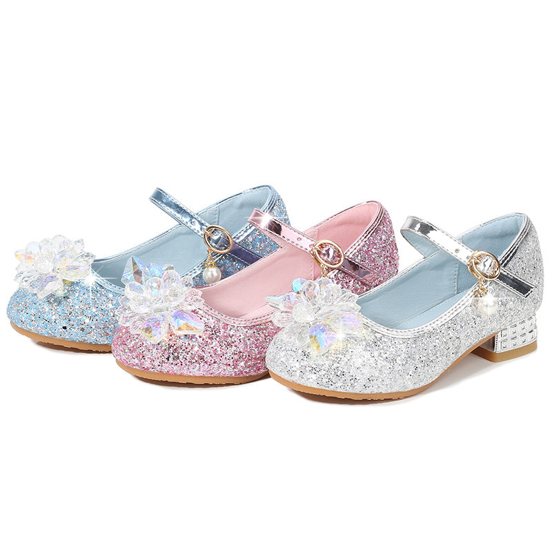 Mädchen Ballerinas mit funkelnden Kristallblüten und Glitzer Echo Archiv