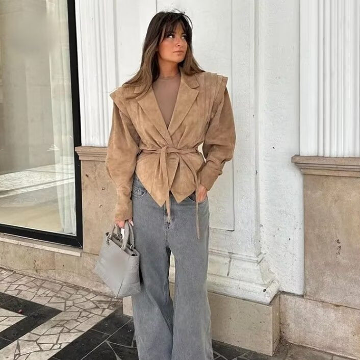 Damen nan taillierte Veloursoptik Blazerjacke mit Bindegürtel, betonter Schulter und gemusterter Innenfütterung Echo Archiv