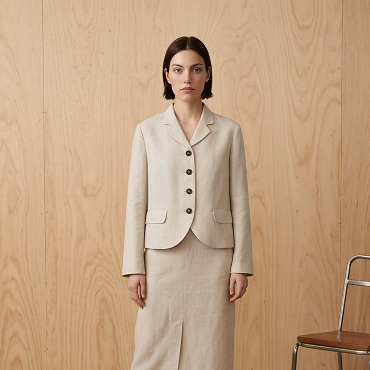 Damen Taillierter Leinenblazer mit Schößchen, Pattentaschen und durchgehender Knopfleiste Echoarchiv