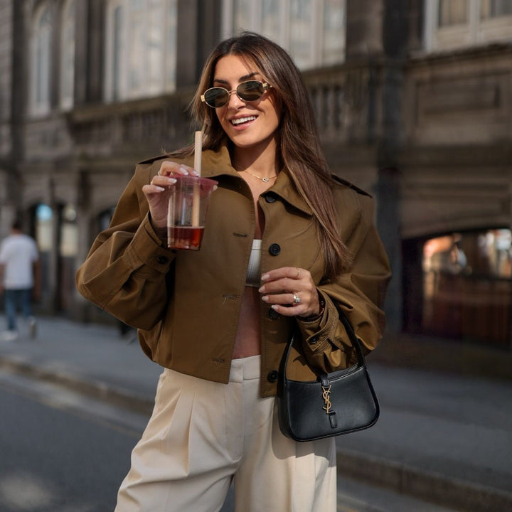 Damen Kurze Boxy‑Trenchjacke mit Faltenblende und Epauletten Echo Archiv