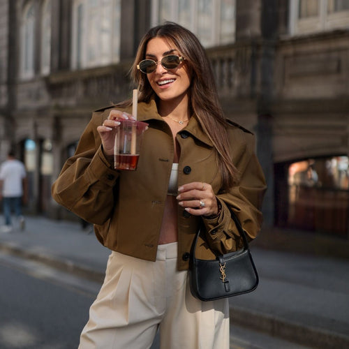 Damen Kurze Boxy‑Trenchjacke mit Faltenblende und Epauletten Echo Archiv