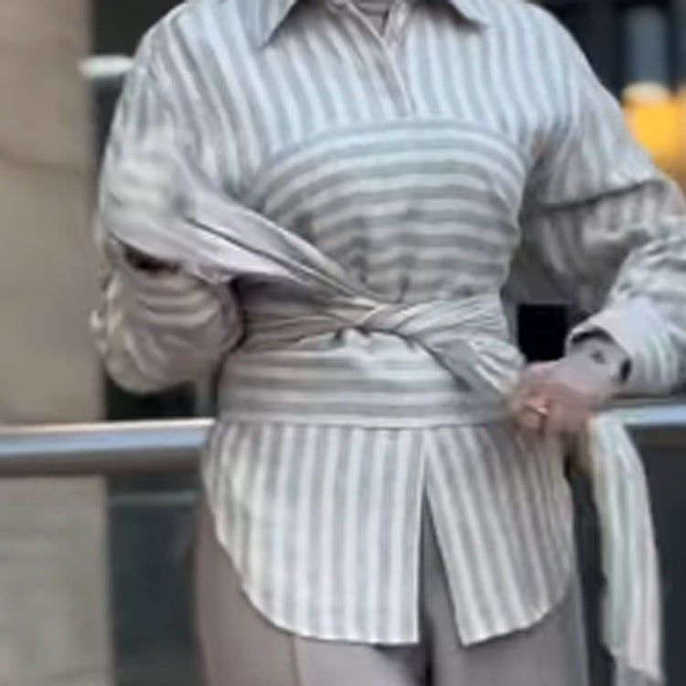 Damen Gestreifte Hemdbluse mit Taillengürtel, längerem Saum und Seitenschlitz Echoarchiv