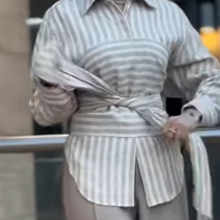 Damen Gestreifte Hemdbluse mit Taillengürtel, längerem Saum und Seitenschlitz Echoarchiv