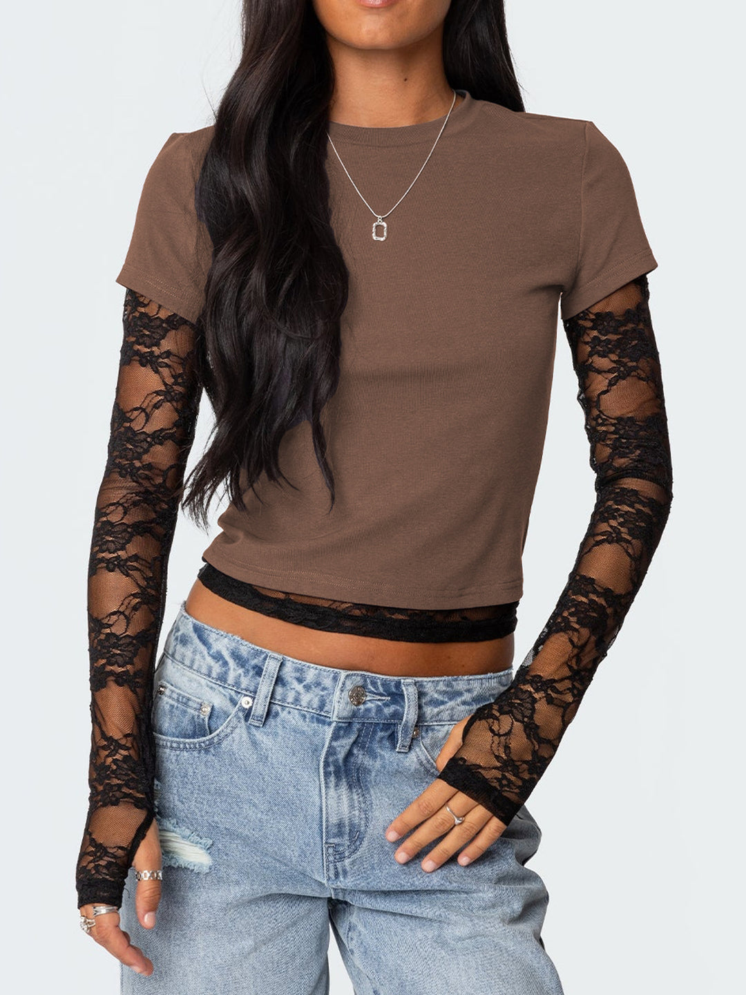 Damen Kurzgeschnittenes T‑Shirt mit transparenten Spitzenärmeln – Avérine