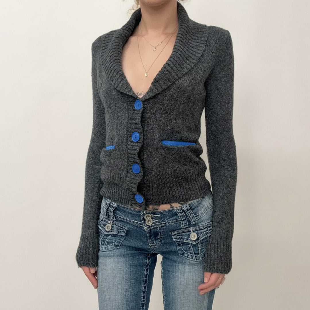 Damen nan kurze Strickjacke mit Schalkragen, Zierknopfleiste und kontrastierenden Taschenpaspeln Echo Archiv