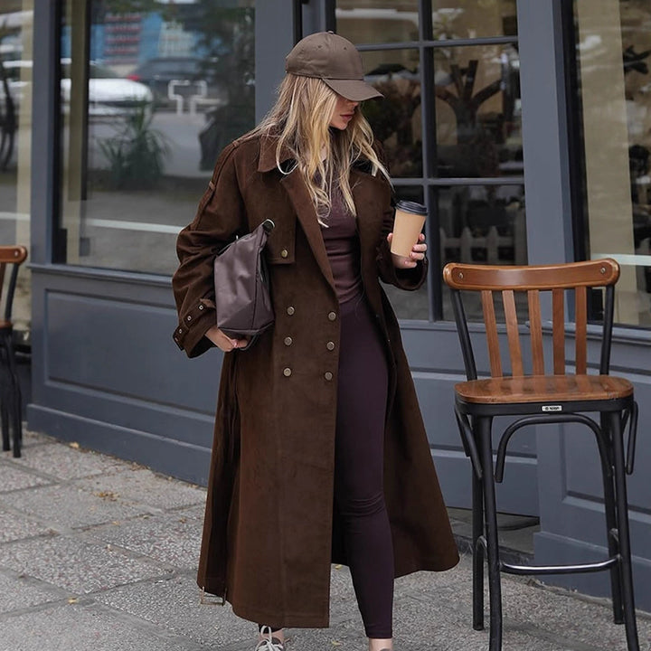 Damen Maxilanger Trenchcoat aus Veloursoptik mit doppelreihiger Knopfleiste und oversized Schnitt Echoarchiv