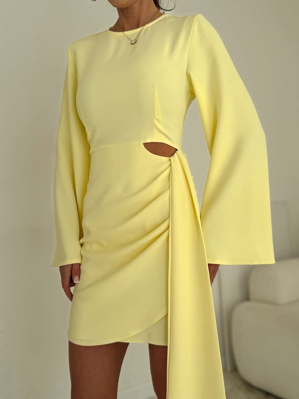 Damen Elegantes Wickel‑Minikleid mit seitlicher Tailleöffnung, weiten Trompetenärmeln und drapierter Taillenpartie Echoarchiv