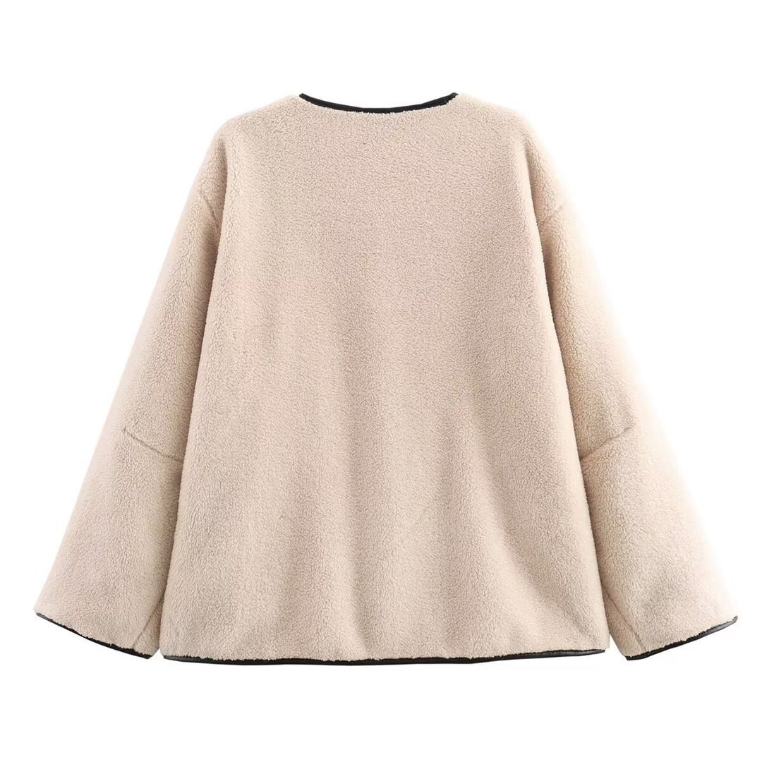 Damen kuschelige Teddyjacke mit Knebelverschlüssen, Rundhals und Kontrastpaspel – Célinea