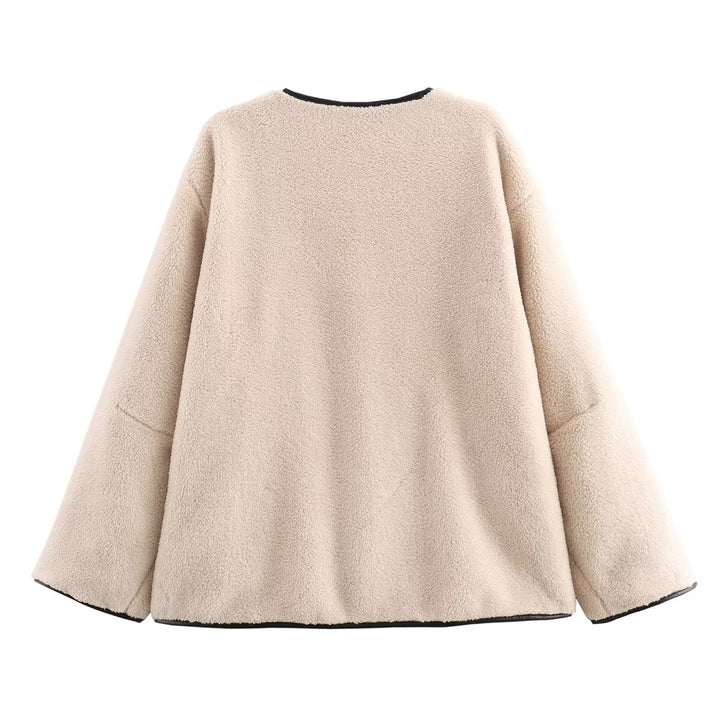 Damen kuschelige Teddyjacke mit Knebelverschlüssen, Rundhals und Kontrastpaspel – Célinea