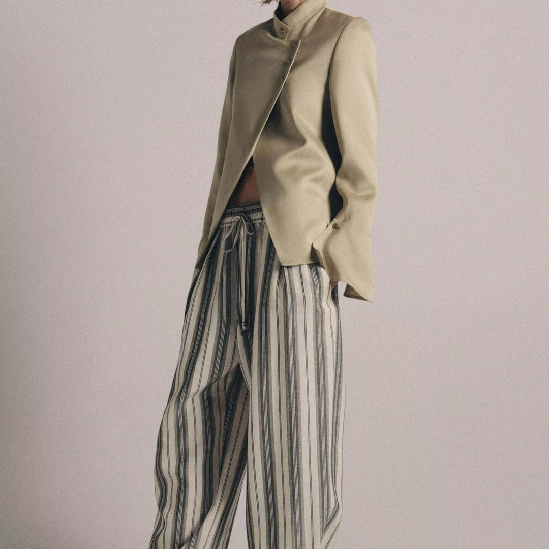 Damen Elegantes Cape-Kurzmantel mit Stehkragen, asymmetrischem Überschlag und Ärmelklappen Echoarchiv