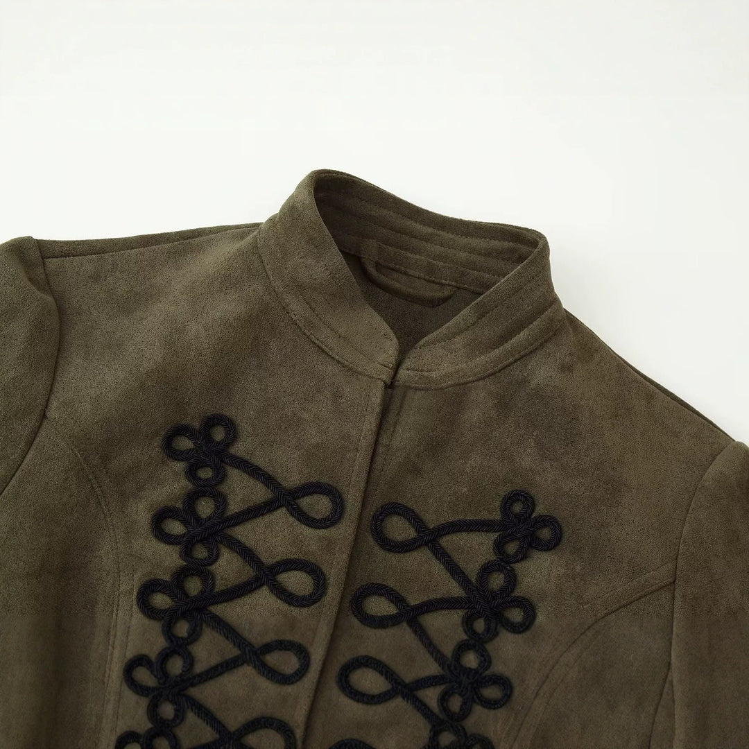 Damen Kurz geschnittene Wildlederjacke im Military‑Look mit Stehkragen und dekorativer Kordelfrosch‑Applikation Echo Archiv