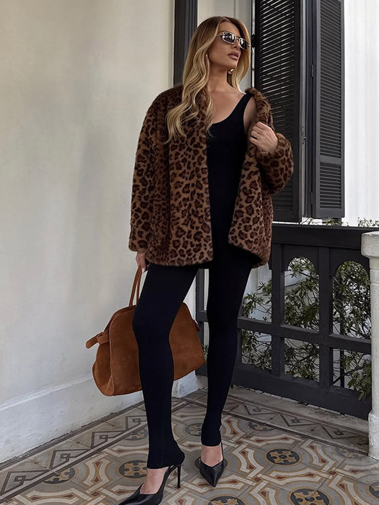 Damen Kurz-Mantel aus veganem Faux-Fur mit Leoparden-Print und kastiger Silhouette Echoarchiv