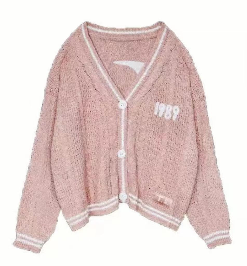 Damen nan kurze gestrickte V Ausschnitt Strickjacke mit Zopfmuster und Perlmuttknöpfen Echo Archiv