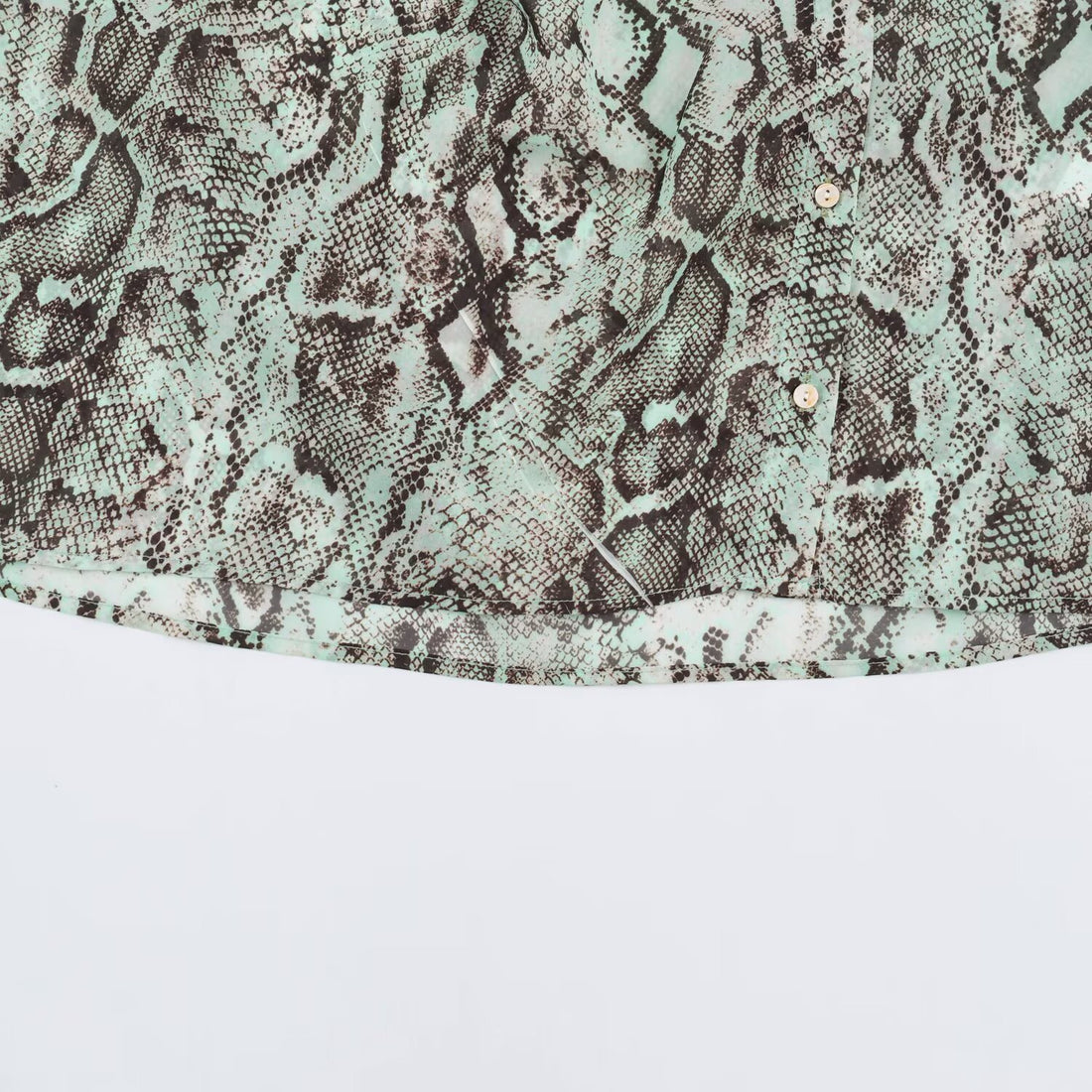 Damen Bluse mit Wasserfall-Schalkragen und Schlangenprint Echoarchiv