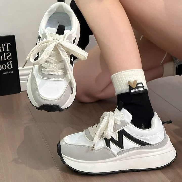 Damen Plateau-Chunky-Sneaker mit skulpturierter EVA-Sohle, Trail‑Profil und gepolstertem Komfortkragen – Névara