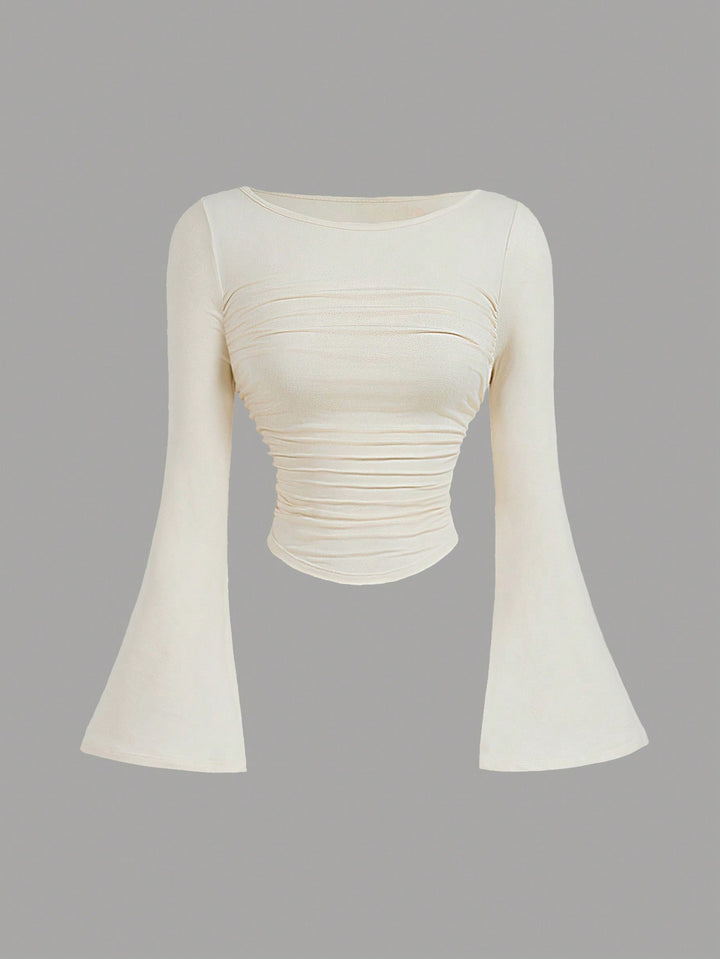 Damen Figurbetontes Langarmshirt mit Carmenausschnitt, gerafftem Rumpf und Trompetenärmeln – Avérine