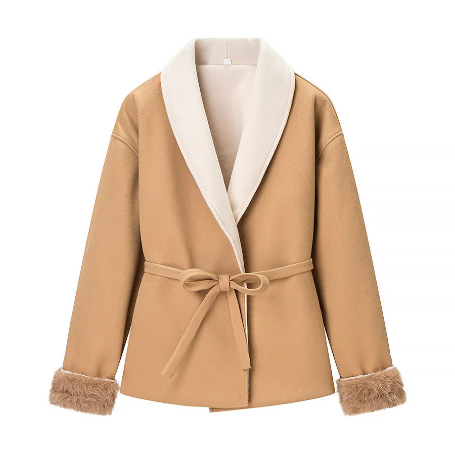 Damen taillierte Kurzjacke mit großzügigem Schalkragen, Bindegürtel und Kunstfellmanschetten – Célinea