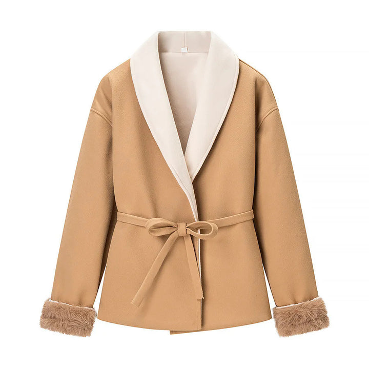 Damen taillierte Kurzjacke mit großzügigem Schalkragen, Bindegürtel und Kunstfellmanschetten – Célinea