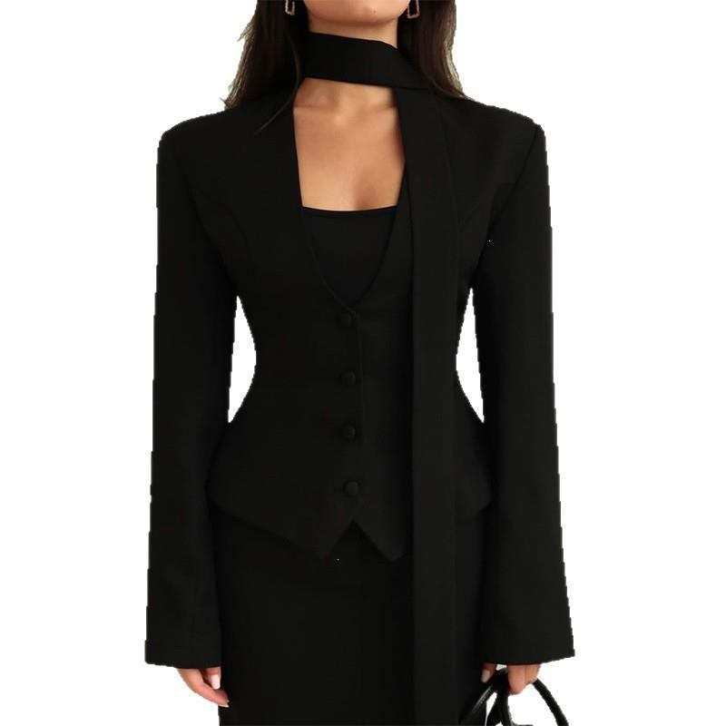 Damen Taillierter Blazer mit Bindeschal und figurbetonter Weste Echo Archiv