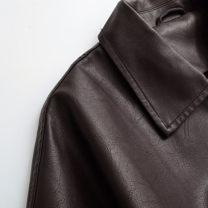 Damen Kurze Boxy-Bomberjacke aus veganer Lederoptik mit Hemdkragen und elastischem Bund Echoarchiv