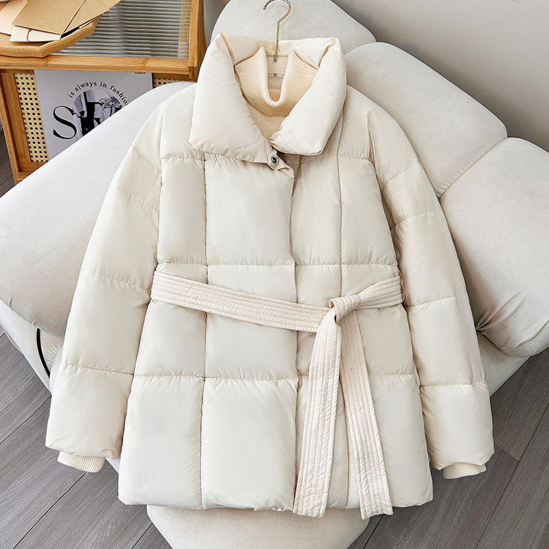 Damen Kurz‑Pufferjacke mit Taillengürtel, breitem Stehkragen und Kassettensteppung Echo Archiv