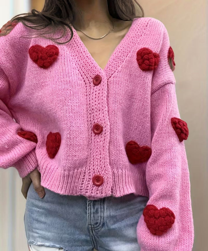 Damen Kurzgeschnittener V-Ausschnitt-Cardigan mit geprägten Herz-Applikationen und Schmuckknöpfen – Veloura