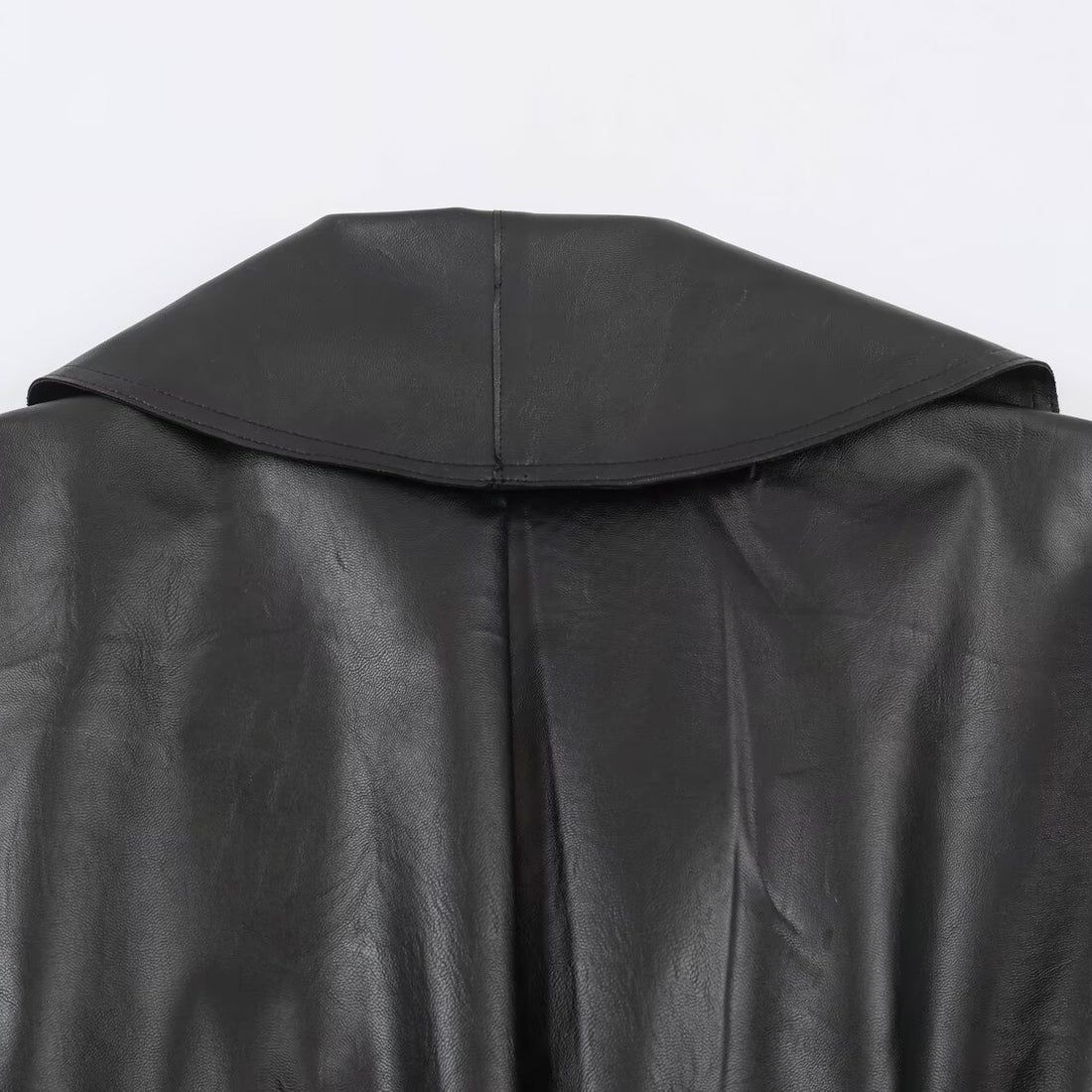 Damen Cropped Lederoptik-Jacke mit übergroßem Schalkragen und taillierendem Schnallenriemen Echoarchiv