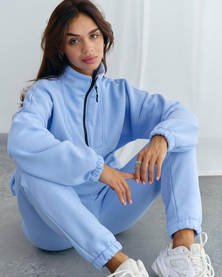 Damen Athleisure-Zweiteiler aus dickem French-Terry mit hohem Stehkragen, halbem Reißverschluss und Tunnelzughose Echoarchiv