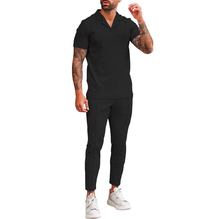Herren elegantes Freizeit-Set mit Kurzarm-Polohemd und schmalen Hosen Echoarchiv