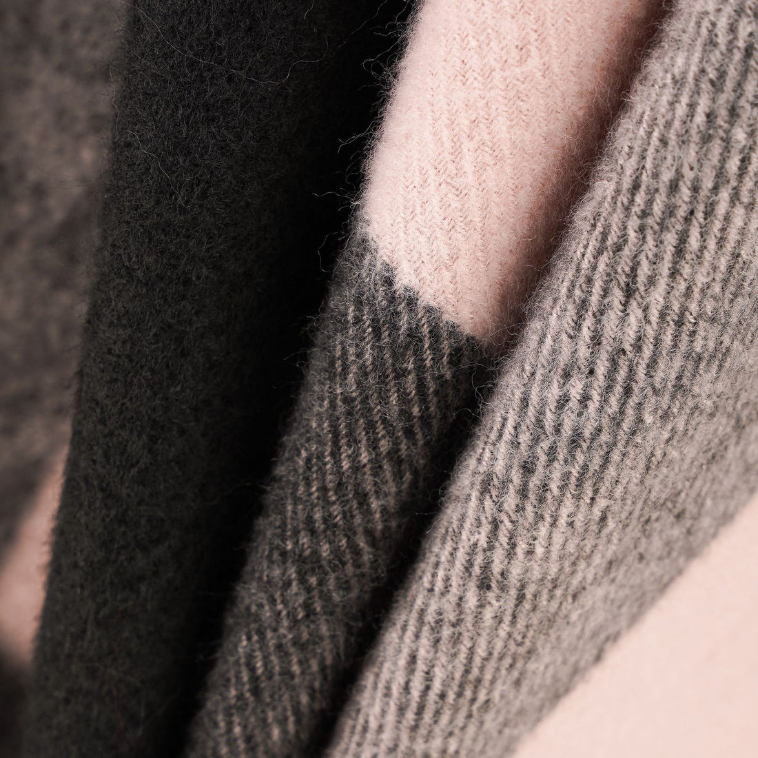 Damen Rechteckponcho im Ruana‑Stil aus Wollmix mit großen Karos und Fransensaum – Célinea