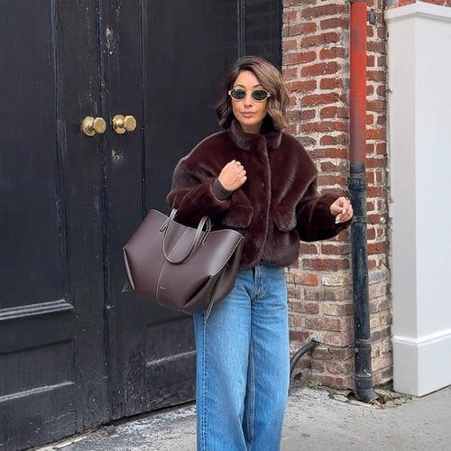 Damen Kurzjacke im Teddy‑Fauxfur mit Boxy‑Silhouette und aufgesetzter Tasche Echoarchiv