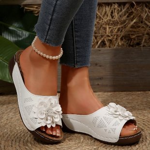 Damen Offene Zehen-Pantoletten mit Blumenapplikation, perforiertem Obermaterial und ergonomischer Keilsohle – Lioré
