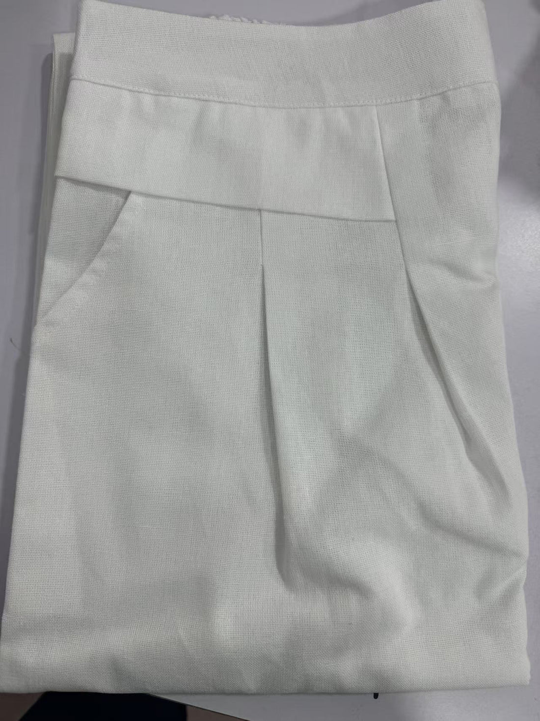 Damen Weit geschnittene Leinenhose mit hohem Bund und eleganten Falten – Avélisse