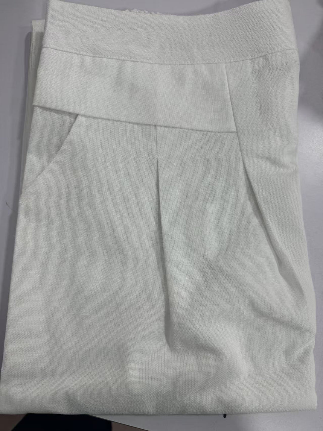 Damen Weit geschnittene Leinenhose mit hohem Bund und eleganten Falten Echoarchiv
