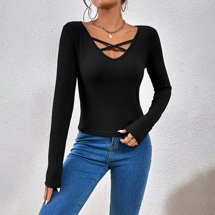 Damen geripptes Langarmshirt mit gekreuztem V‑Ausschnitt, ausgestellten Manschetten und figurbetonter Stretch-Passform – Avérine