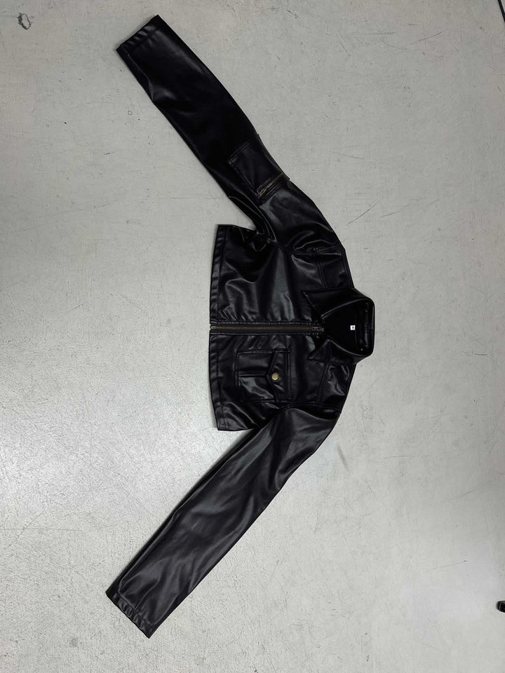 Damen Kurzgeschnittene Lederjacke im Bikerstil mit Hemdkragen und aufgesetzter Brusttasche – Velloura