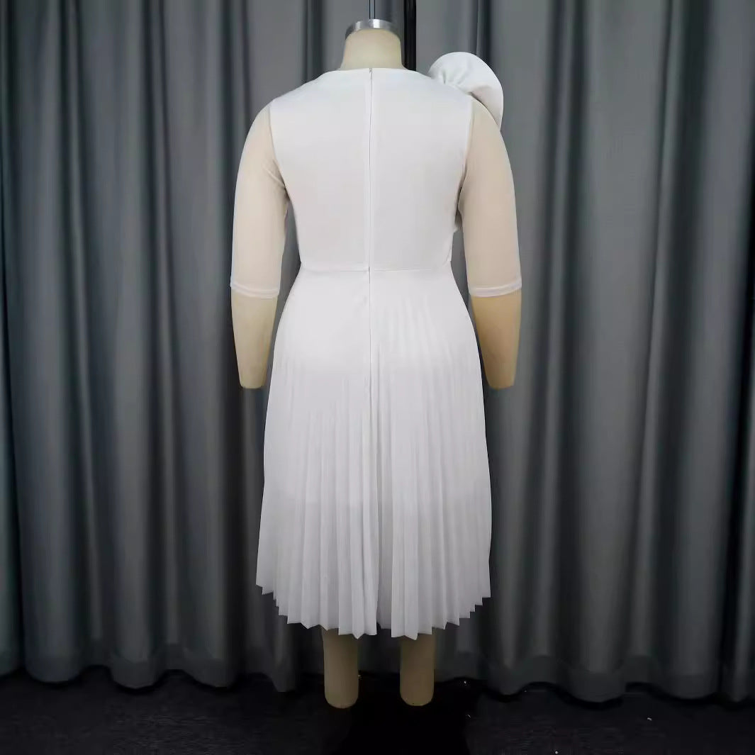 Damen elegantes Plissee-Kleid mit asymmetrischem Design und floralen Akzent Echo Archiv