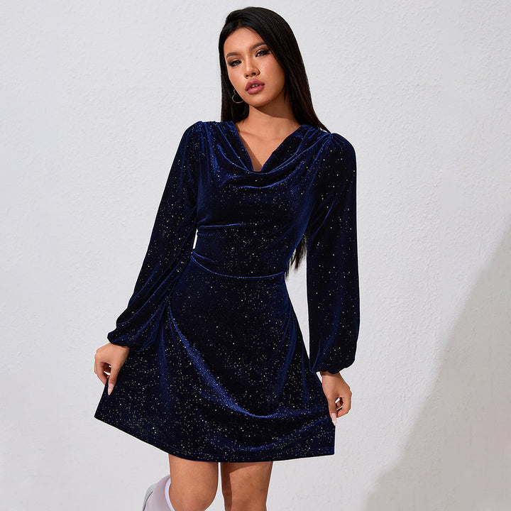 Damen samtkleid mit Wasserfallausschnitt langen Puffärmeln glitzernder Oberflächenstruktur und taillierter A-Linie – Élara