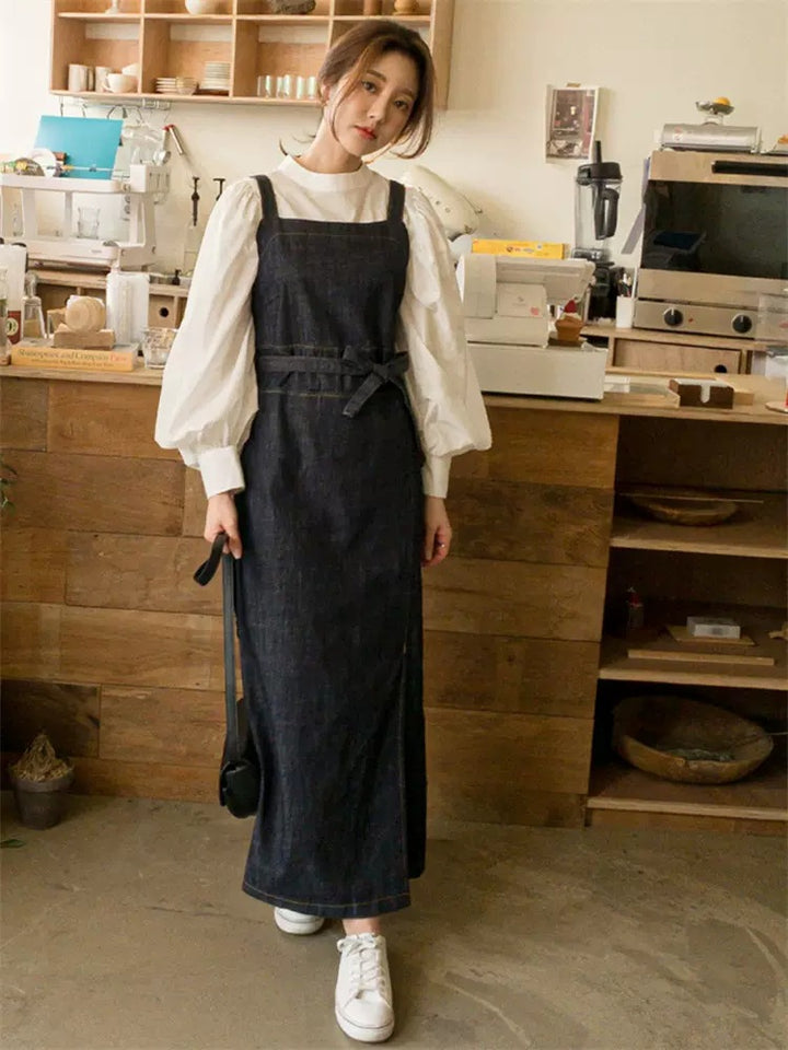Damen Langes Jeans-Latzkleid mit eckigem Ausschnitt, Taillenband und vorderem Beinschlitz – Valéora